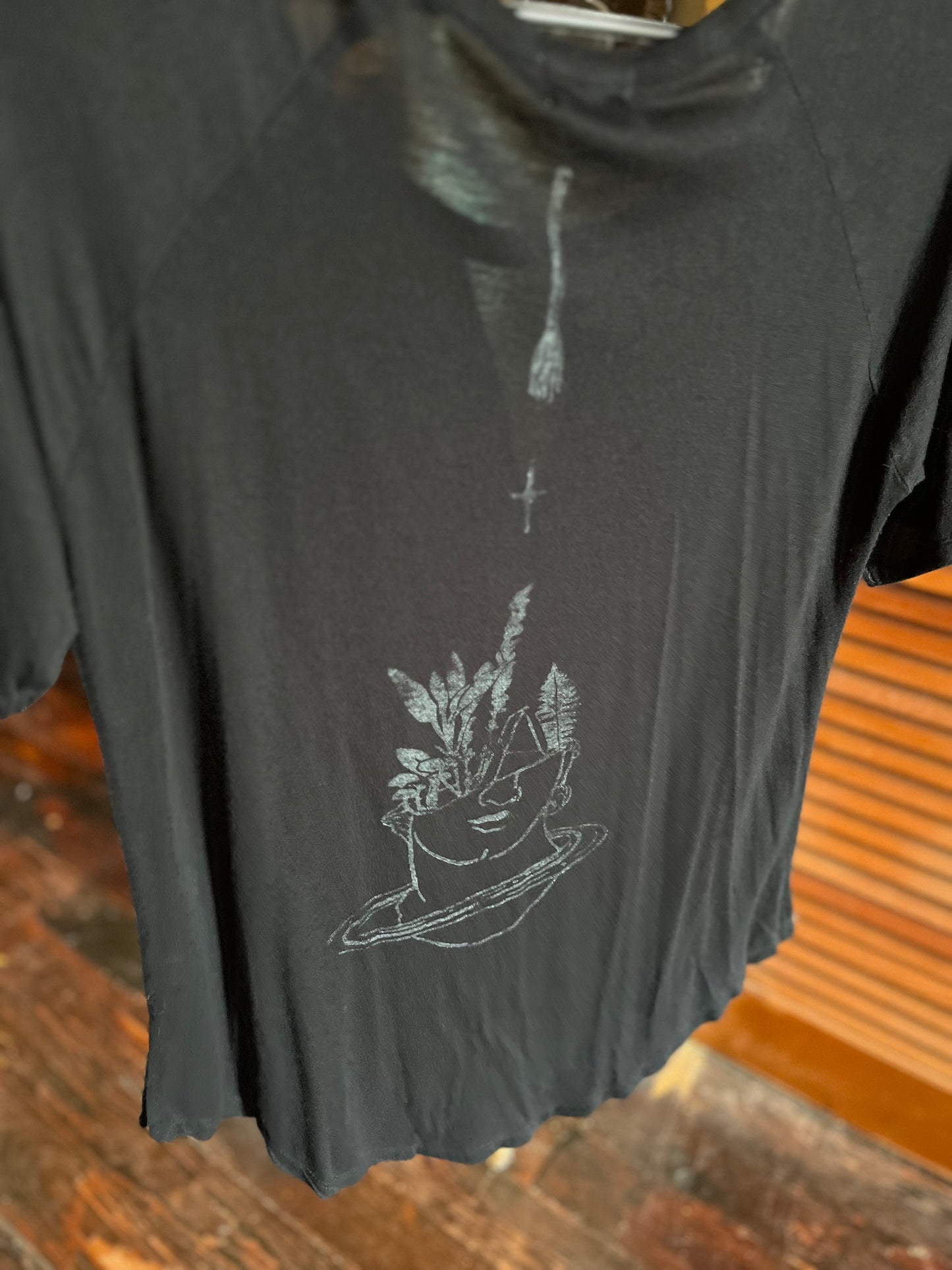 FEMME Size L Historical Head Tee